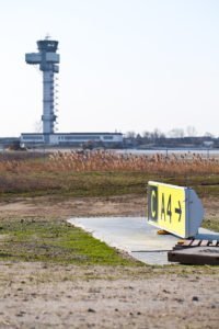 Elektromontagen-Leipzig-GmbH-Flughafeninfrastruktur-Flughafen-Leipzig-Halle-LEJ-Vorfeldbeleuchtung-APRON-3-06-200x300