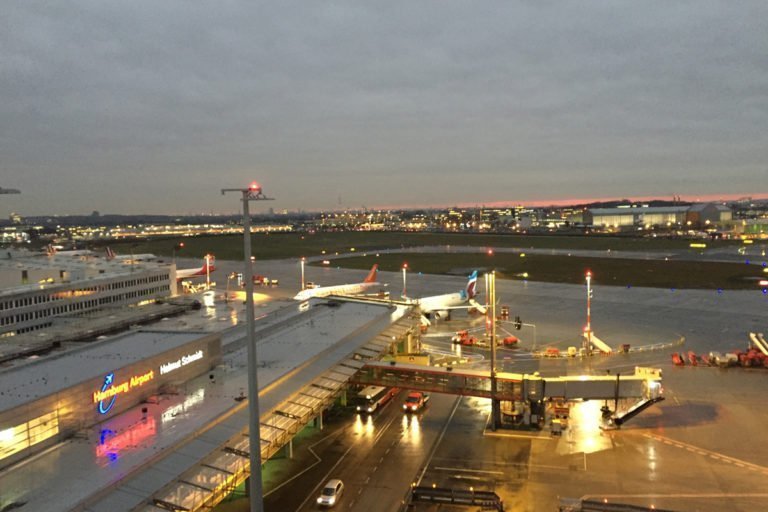 Flughafen-Hamburg-HAM-Vorfeldbeleuchtung-Doppelfluggastbrücken 1